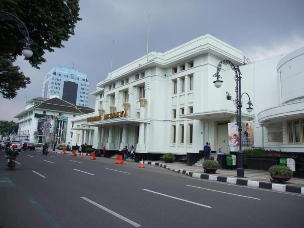 Raffleshom Hotel Bandung Exterior foto